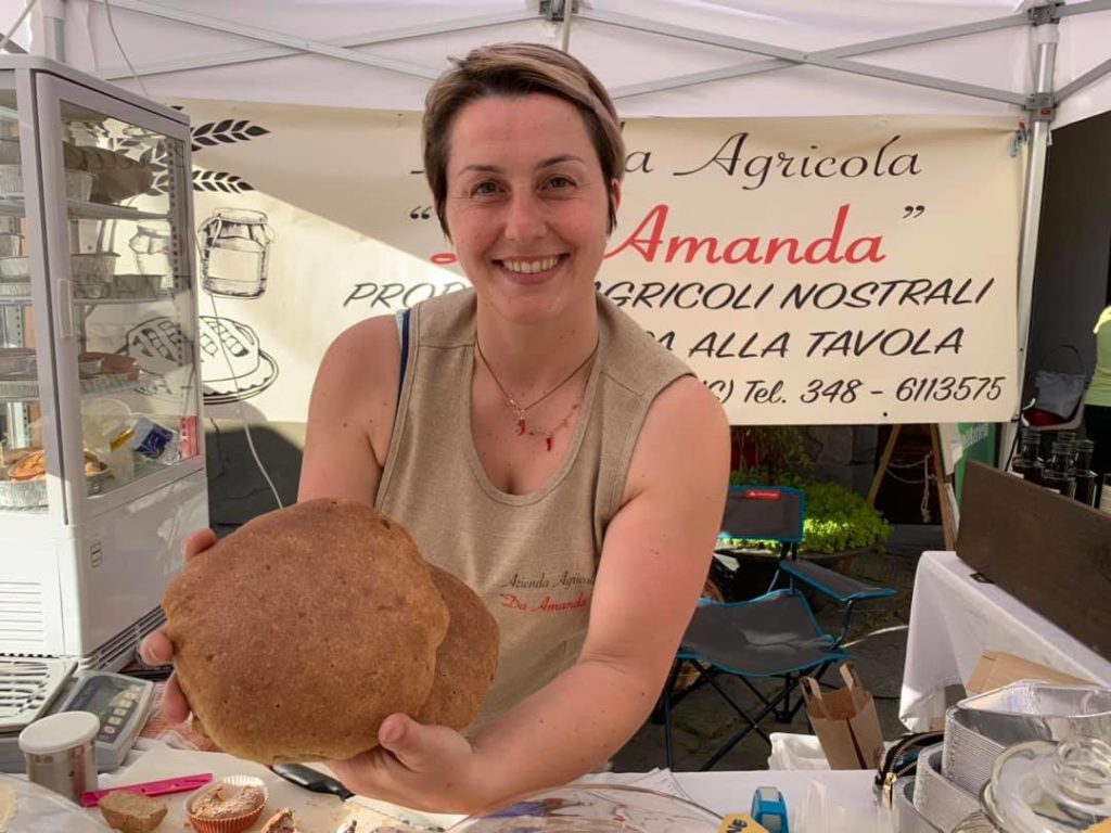 foto di Amanda con un pane